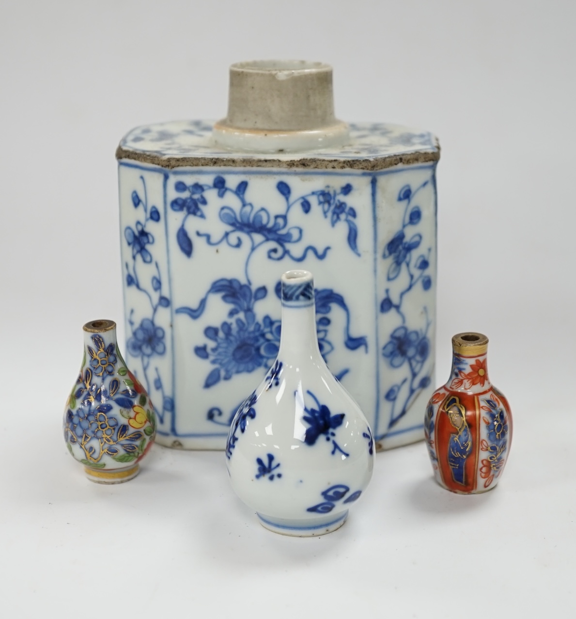 Chinese Kangxi porcelain comprising a blue and white tea caddy and three miniature vases, tallest 11cm (4). Condition - poor